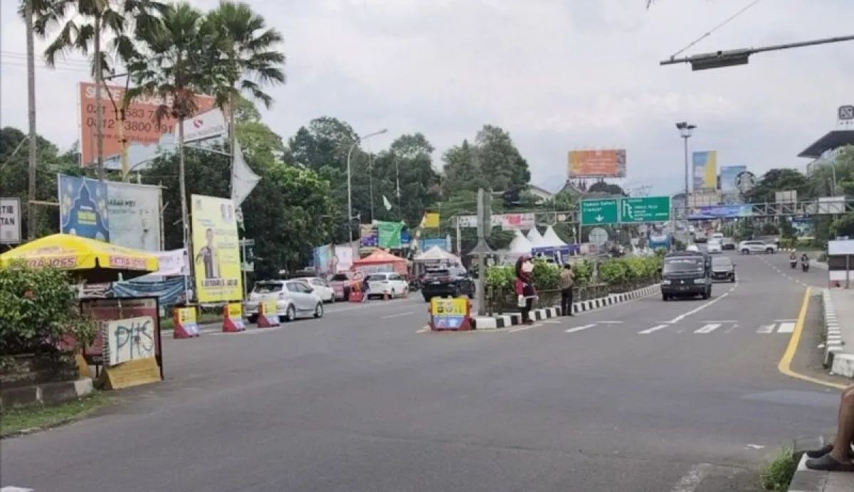 polisi sedikit kepadatan di jalur puncak karena penertiban bangunan liar 78021