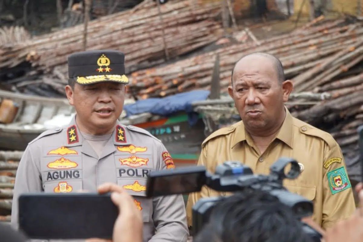 polisi segel gudang penampung arang ilegal 61678