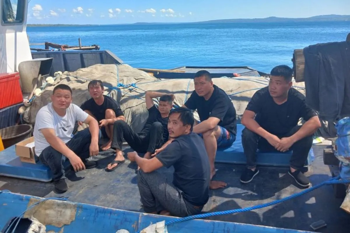 polisi selidiki 6 wna china yang terdampar di perairan kupang 73732