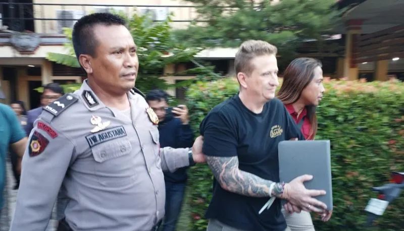 polisi serahkan buron interpol ke australia sesuai permintaan kanada 59360