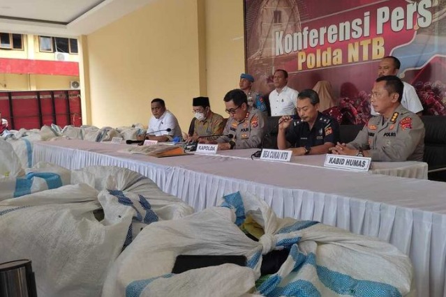 polisi sita 31 karung pakaian bekas senilai rp 150 juta di lombok 1 orang jadi tersangka 56343