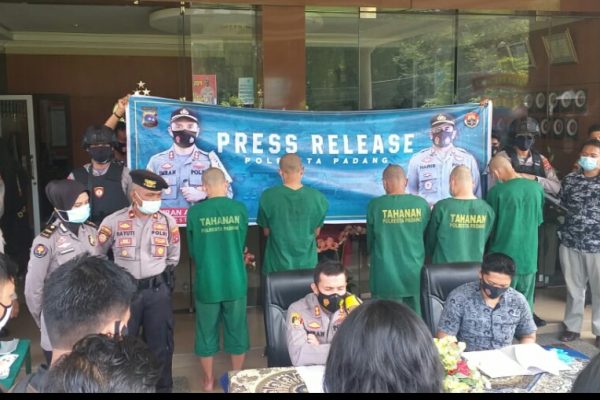 polisi tangkap komplotan pembobol data nasabah jaringan internasional di padang 15762