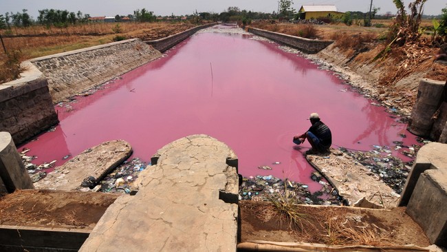 polisi tengah menyelidiki perubahan air sungai yang berubah jadi warna merah di pamekasan 60888