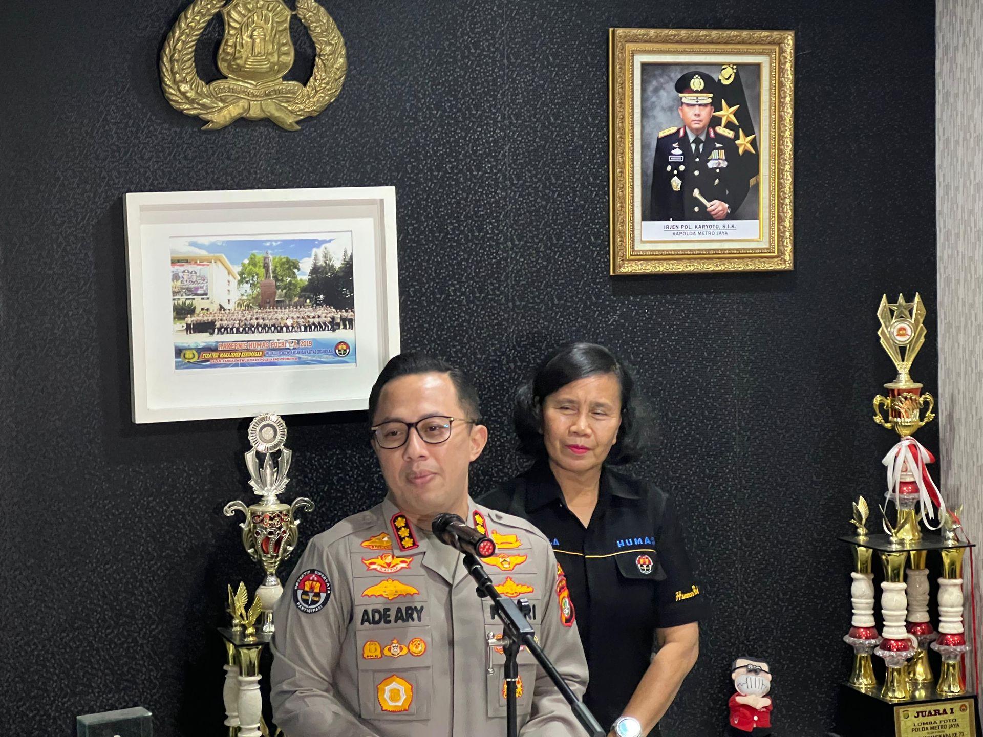 polisi tersangka pembunuhan pemilik toko perabotan bertamba 76010