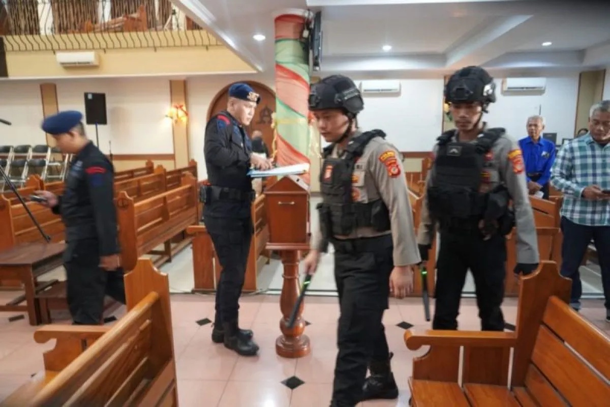 polisi turunkan tim penjinak brimob sterilkan gereja menjelang natal di tasikmalaya 68051