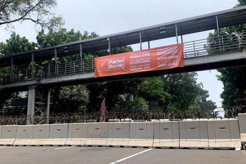 polisi tutup akses menuju jalan medan merdeka barat dalam rangka pengamanan demo buruh 57544