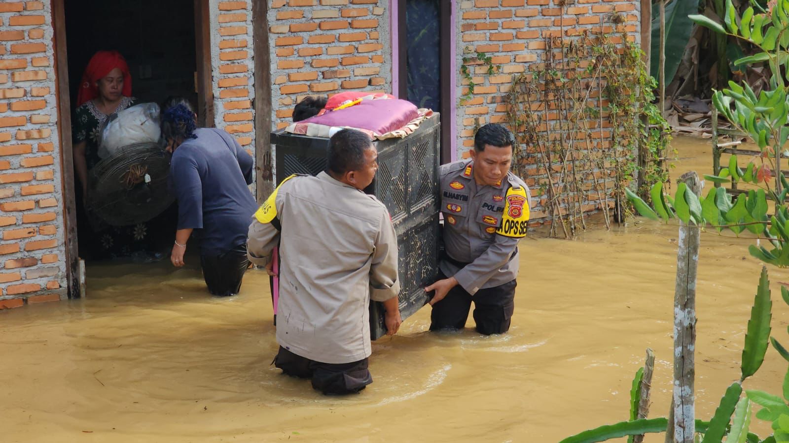 polres bungo gerak cepat evakuasi warga korban banjir di kecamatan muko muko bathin vii 67945