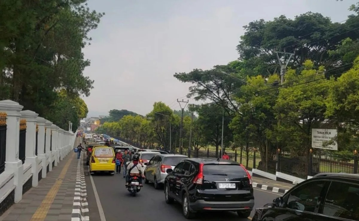 polres cianjur tempatkan tim pengurai macet di sejumlah titik rawan 68061