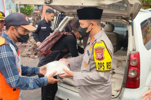 polres cimahi berikan beras kepada masyarakat sekitar pos pengamanan nataru 52852