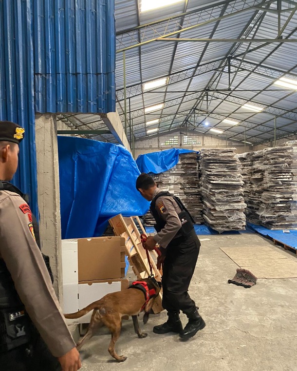 polres grobogan terjunkan k 9 untuk sterilisasi kpu dan bawaslu 65509