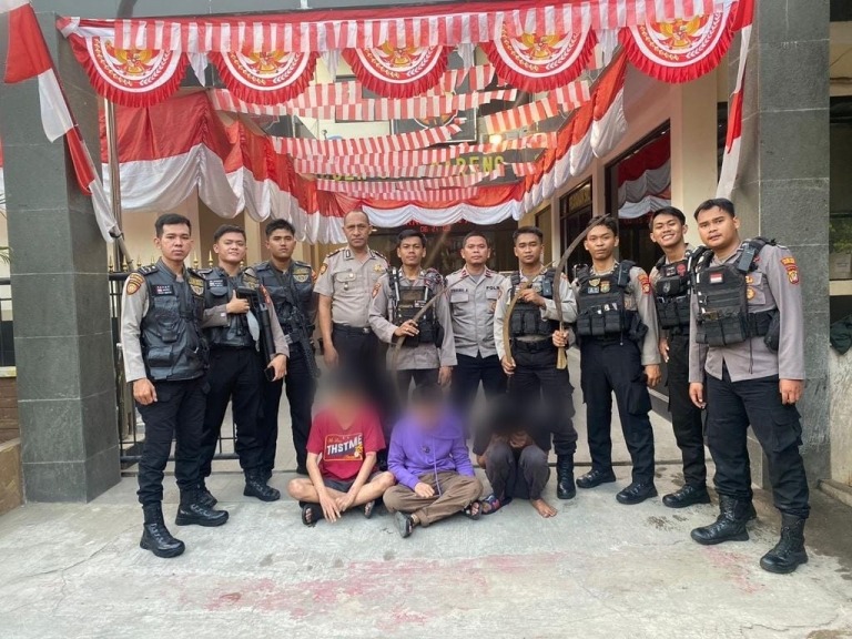 polres jakbar amankan 3 remaja membawa sajam saat hendak tawuran 62495