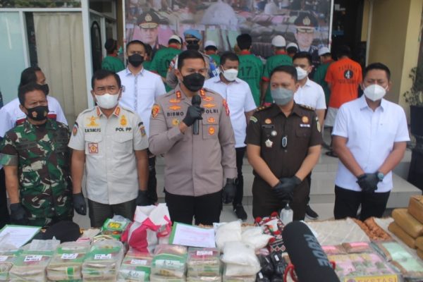 polres jakbar musnahkan narkoba ganja 225 kg dan ribuan pil ekstasi 17681