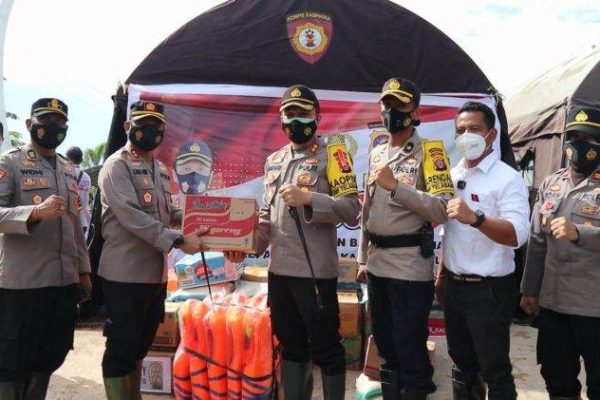 polres kapuas serahkan bantuan kepada korban banjir di kalsel 36679
