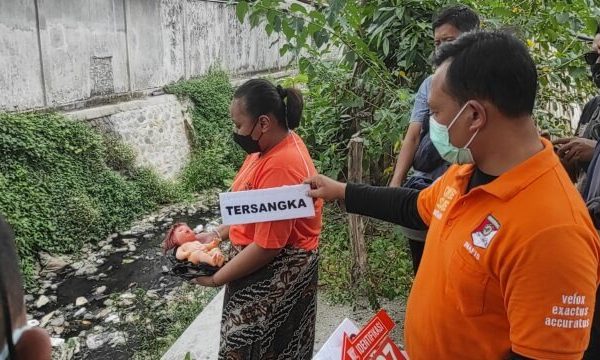 polres kediri kota gelar rekonstruksi pembunuhan bayi 24770