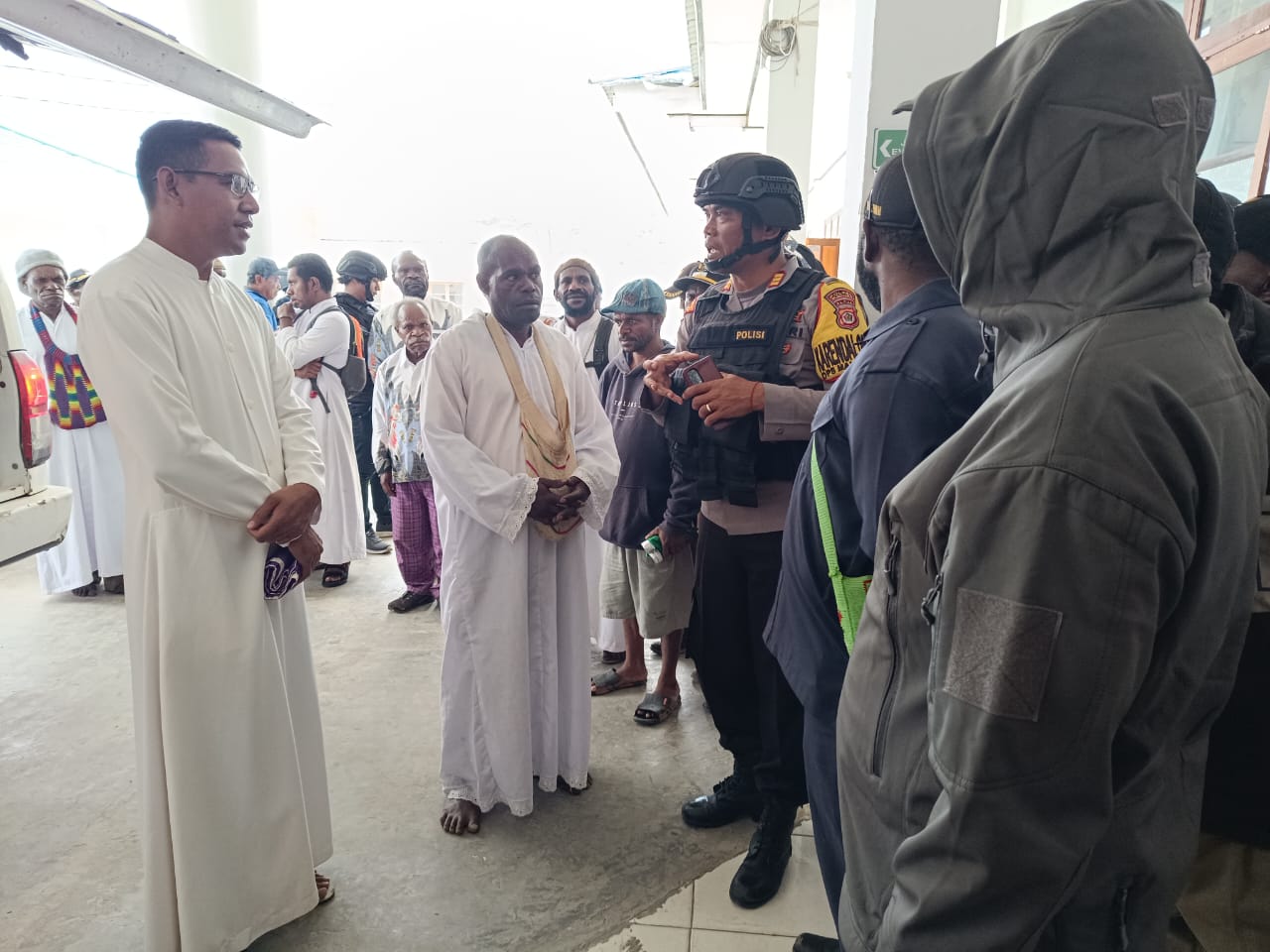 polres paniai serahkan jenazah desman kogoya ke pihak keluarga 74426