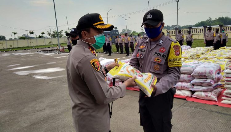 polres serang salurkan 10 ton beras untuk warga terdampak covid 19 11059
