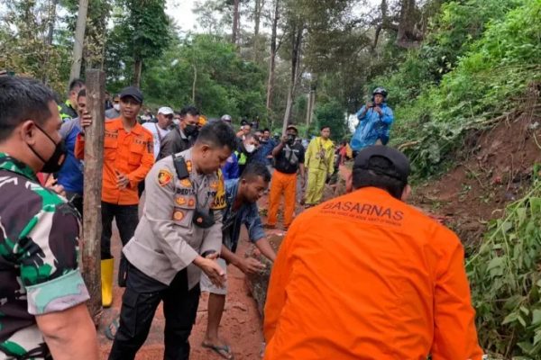 polres sukabumi bantu evakuasi korban tertimpa pohon tumbang di cikidang 21130