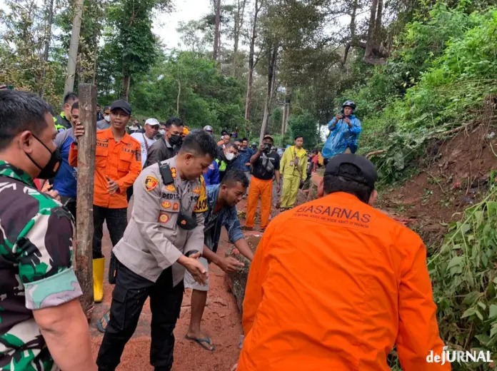 polres sukabumi bantu evakuasi korban tertimpa pohon tumbang di cikidang 21130