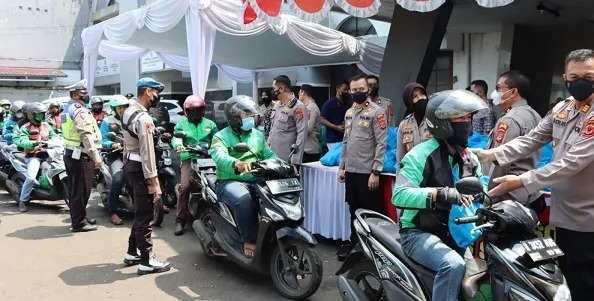 polres sukabumi kota melaksanakan kegiatan pembagian sembako 50028