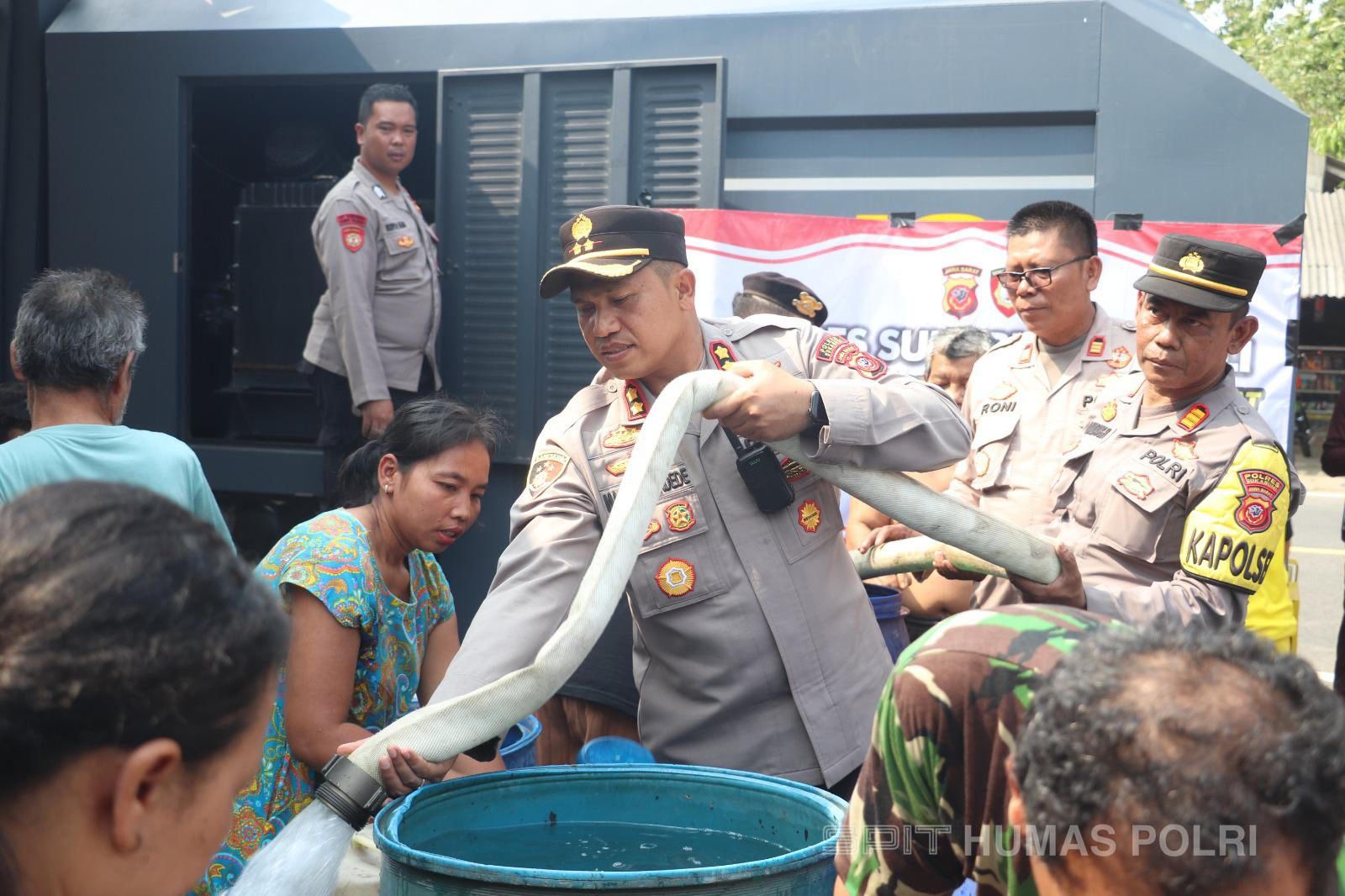 polres sukabumi salurkan air bersih kepada warga terdampak musim kemarau 64632