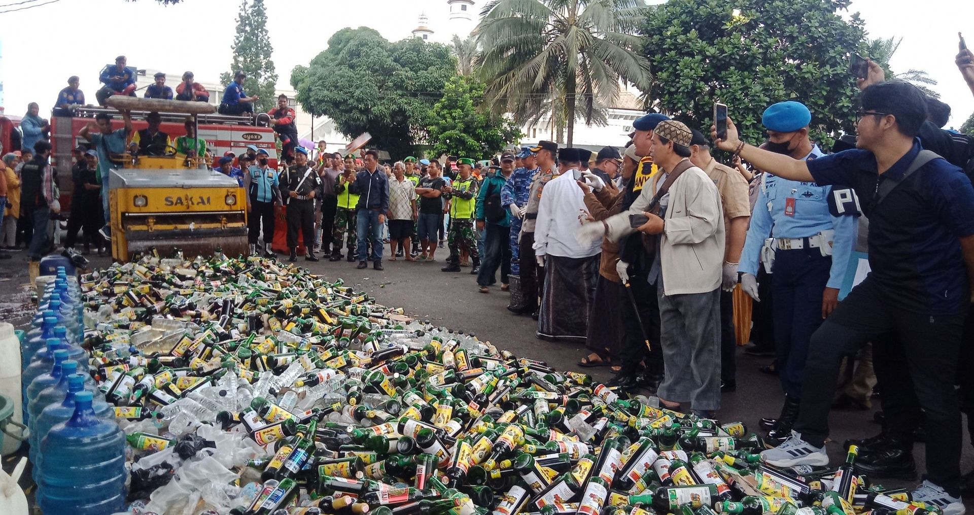 polres tasikmalaya kota musnahkan ribuan petasan miras dan knalpot bising 52928