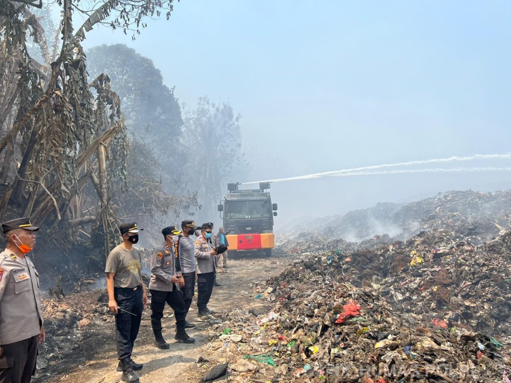 polresta bandar lampung bantu padamkan kebakaran 14 hektare lahan di tpa bakung 64921