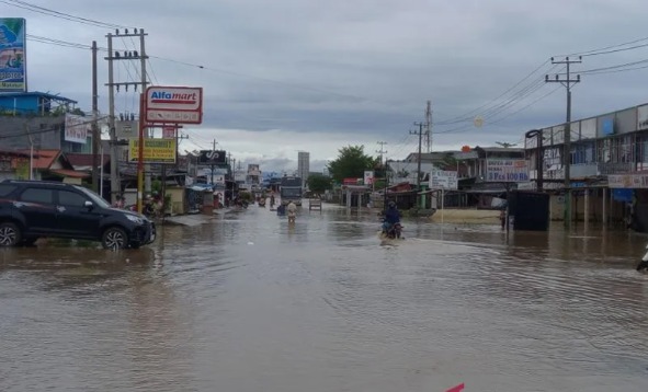 polresta bengkulu menutup sementara jalan dikarenakan tergenang banjir 53624