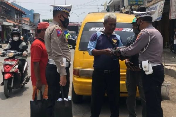 polresta cirebon melaksanakan pembagian sembako terhadap masyarakat yang terdampak kenaikan bbm 49777