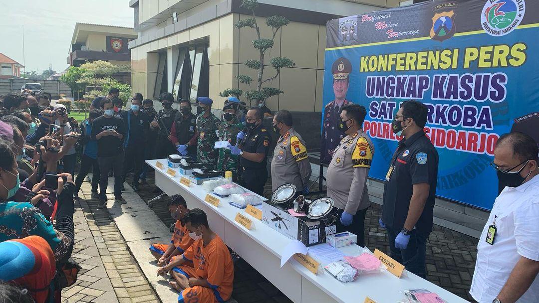 polresta sidoarjo gelar konferensi pers pengungkapan 6 kg sabu dan 100 butir ekstasi 15882