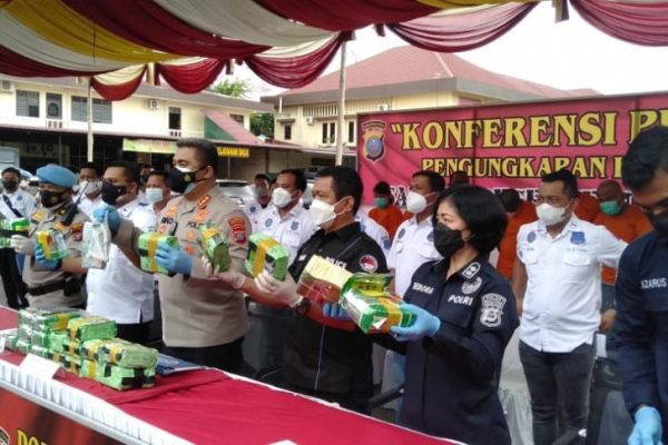 polrestabes medan realese pengungkapan 23 kg sabu dan 1 pucuk senpi ilegal 24706