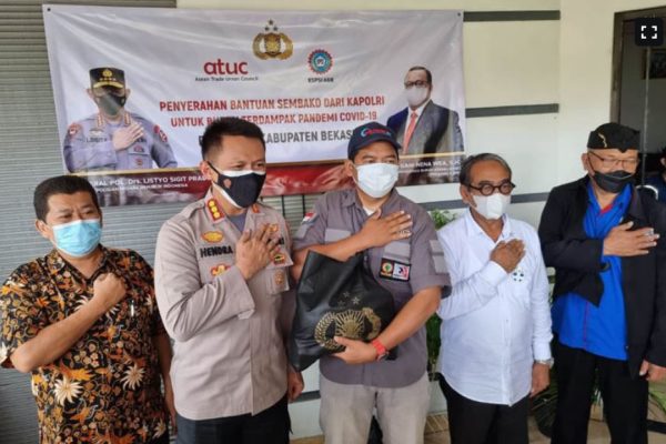 polri bagikan 10 000 paket sembako untuk buruh 37185