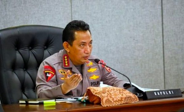 polri bagikan paket bansos ke masyarakat yang terdampak kenaikan harga bbm 49616