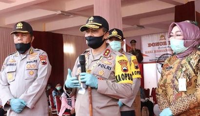polri bagikan paket sembako bantu masyarakat terdampak covid 19 di semarang 11178
