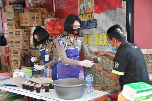 polri bagikan ratusan paket sembako untuk korban banjir di jakarta 19832