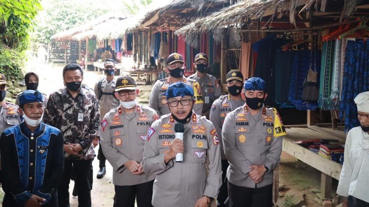 polri bagikan sebanyak 4 317 ke masyarakat suku baduy 11197