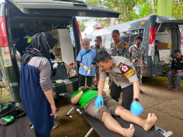 polri bentuk satgas kesehatan berikan pelayanan korban gempa cianjur 52004