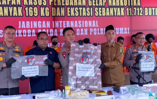 polri berhasil gagalkan penyelundupan 169 kg sabu dan ribuan pil ekstasi di dumai riau 59487