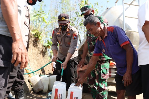 polri berikan air bersih kepada warga terdampak gempa 51781
