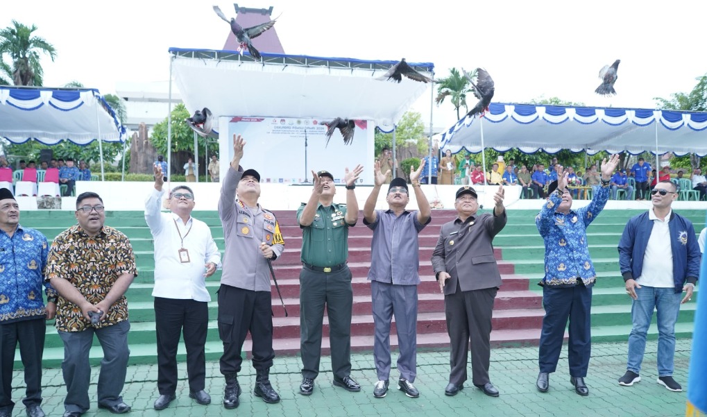 polri bersama forkopimda kpu bawaslu dan partai politik di kupang gelar deklarasi pemilu damai 69047