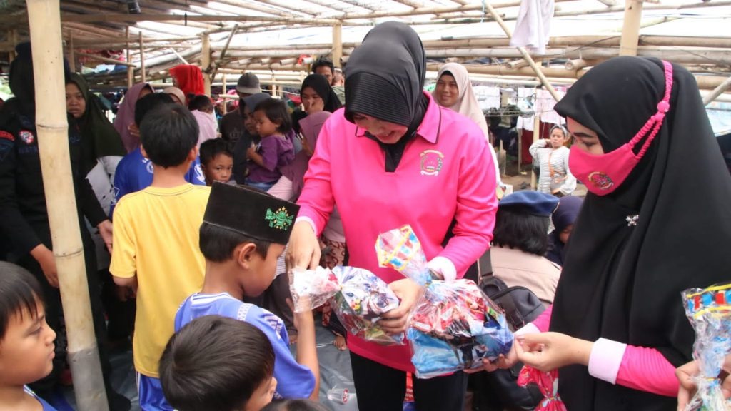 polri bersama yayasan kemala bhayangkari salurkan bantuan bagi korban gempa di cianjur 52180