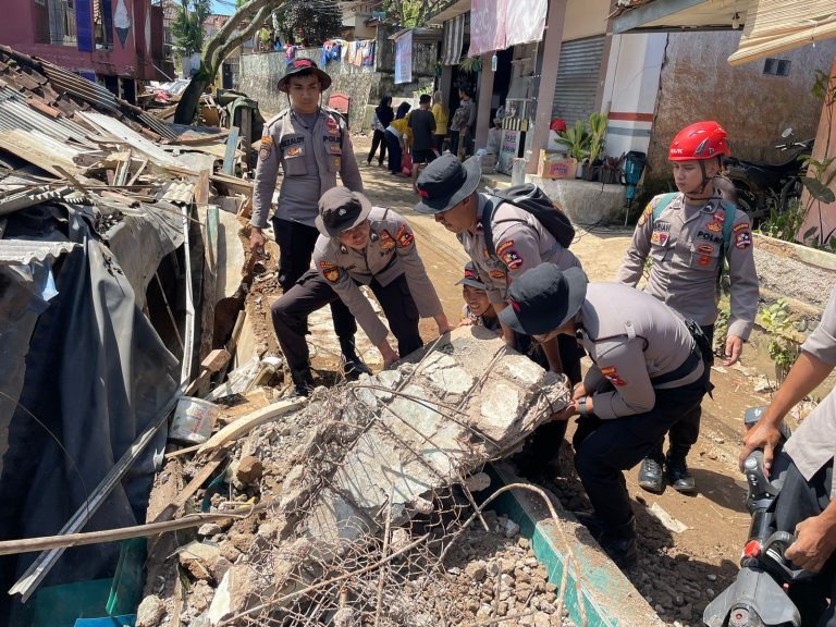 polri bersihkan puing reruntuhan dan beri trauma healing korban gempa cianjur 52010