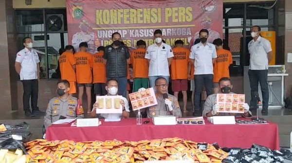 polri buru lima orang sindikat 185 kg tembakau sintetis 16270