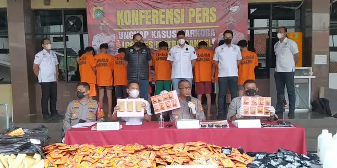 polri buru lima orang sindikat 185 kg tembakau sintetis 16270