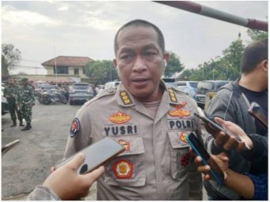 polri dan tni perketat keamanan di mapolsek ciracas 35040