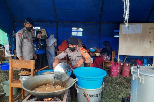 polri gelar operasi kemanusiaan aman nusa ii tanggulangi erupsi gunung semeru 25279