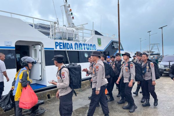 polri gerak cepat tangani longsor di natuna 55332
