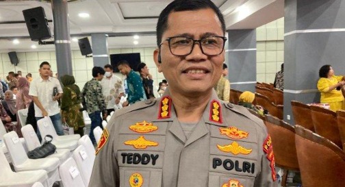 polri gerebek markas judi online amankan 7 pria dan 3 perempuan 59521