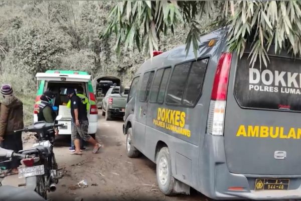 polri kerahkan personel dan siagakan ambulans bantu korban erupsi gunung semeru 37210
