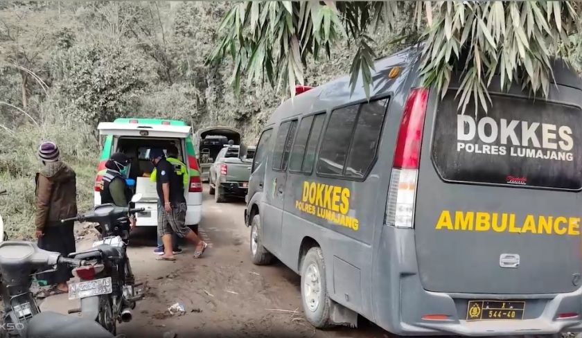 polri kerahkan personel dan siagakan ambulans bantu korban erupsi gunung semeru 37210