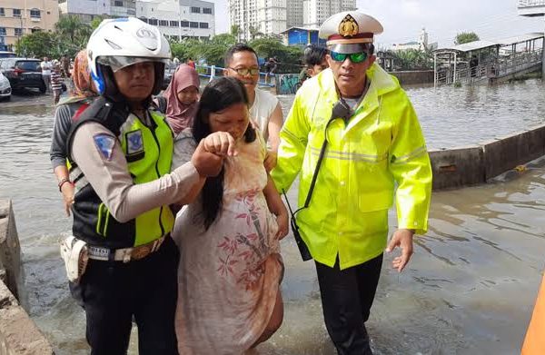 polri kerahkan ribuan personel bantu korban banjir di jakarta 11955